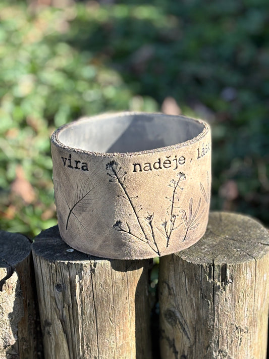 Round Small White Flower Pot - "víra, láska, naděje"