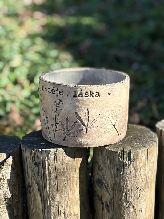 Round Small White Flower Pot - "víra, láska, naděje"